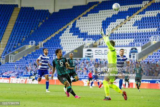 Wayne Routledge of Swansea City scores his side's second goal during the Sky Bet Championship match between Reading and Swansea City at the Madejski...