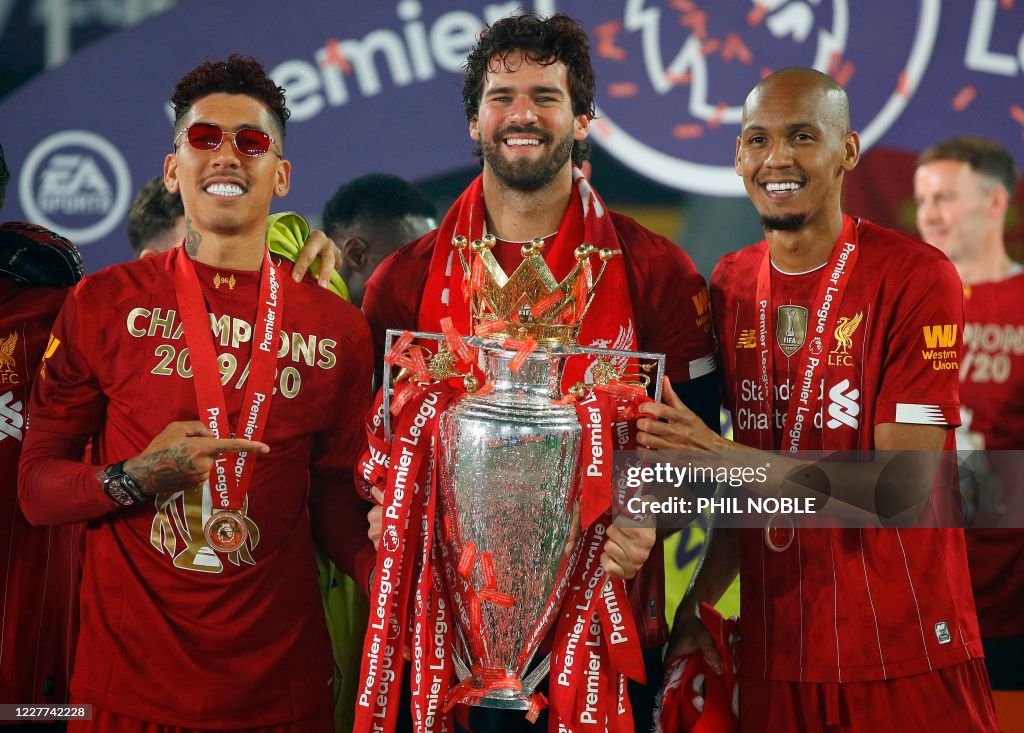 FBL-ENG-PR-LIVERPOOL-CHELSEA-TROPHY