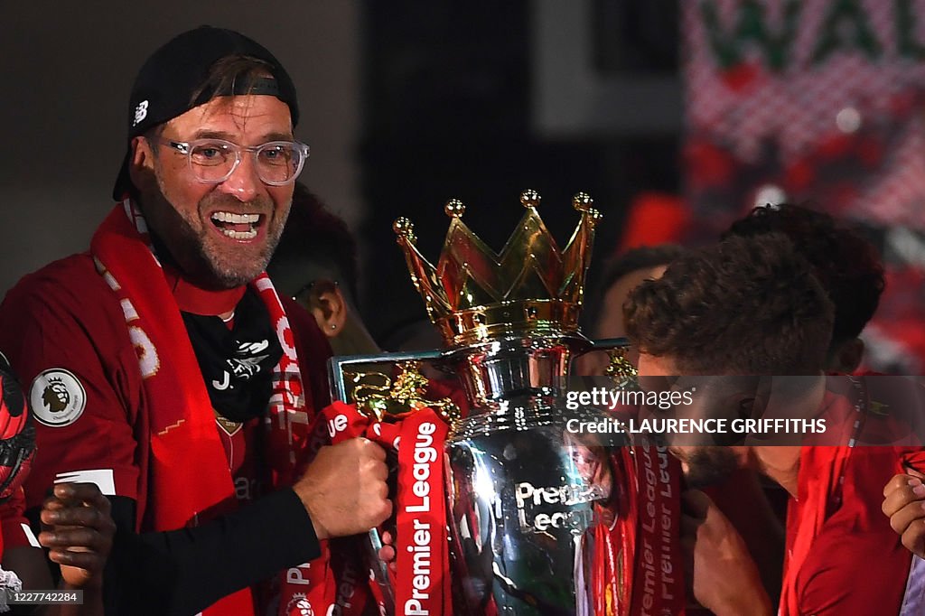 FBL-ENG-PR-LIVERPOOL-CHELSEA-TROPHY