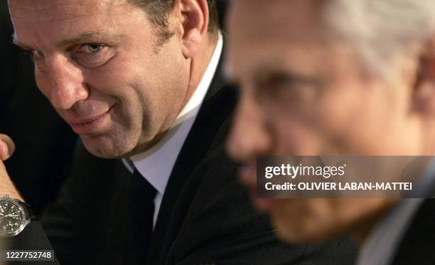 Geoffroy Roux de Bézieux, le président de Croissance Plus et le Premier ministre Dominique de Villepin participent, le 27 novembre 2006 à Paris, à un...