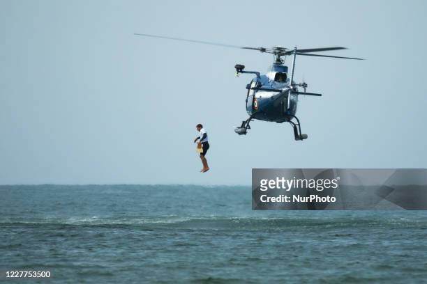 The life guards with the CRS of police are very present on the beach, training with helicopter; while there is more drowning in Moliets and Maa,...