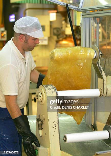 Photo du 12 octobre 2005 d'un employée de l'usine Afchain à Cambrai fabriquant des célèbres "Bêtises de Cambrai" depuis 1830. L'usine Afchain produit...