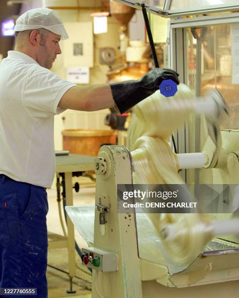 Photo du 12 octobre 2005 d'un employée de l'usine Afchain à Cambrai fabriquant des célèbres "Bêtises de Cambrai" depuis 1830. L'usine Afchain produit...