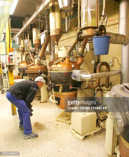 Photo du 12 octobre 2005 d'un employé de l'usine Afchain à Cambrai fabriquant des célèbres "Bêtises de Cambrai" depuis 1830. L'usine Afchain produit...