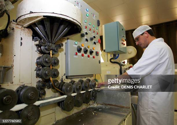 Photo du 12 octobre 2005 d'un employé de l'usine Afchain à Cambrai fabriquant des célèbres "Bêtises de Cambrai" depuis 1830. L'usine Afchain produit...