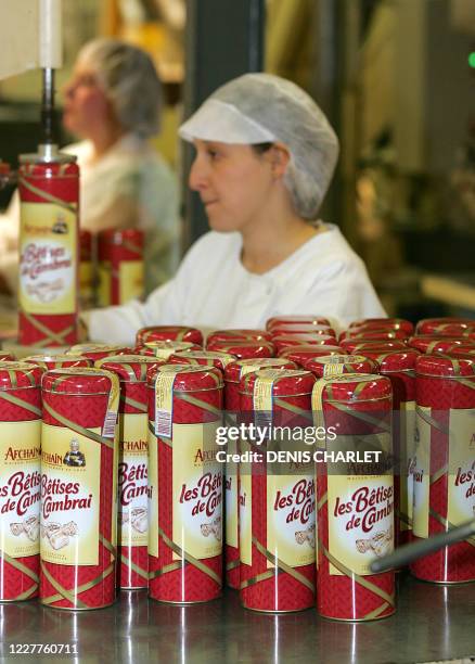 Photo du 12 octobre 2005 d'une employée de l'usine Afchain à Cambrai fabriquant des célèbres "Bêtises de Cambrai" depuis 1830. L'usine Afchain...