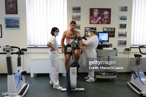 Recovered Coronavirus patient Emiliano Pescarolo, 42-years-old performs his last measurement of cardio-respiratory parameters at the end of his...