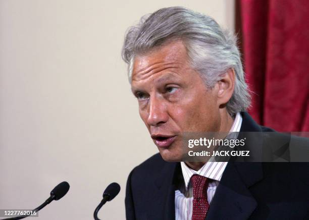 Le Premier ministre Dominique de Villepin s'exprime après avoir reçu des mains de la directrice générale du Centre d'analyse stratégique Sophie...