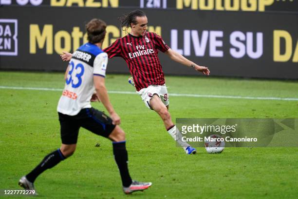 Diego Laxalt of Ac Milan in action during the Serie A match between Ac Milan and Atalanta Bergamasca Calcio. The match end in a tie 1-1.