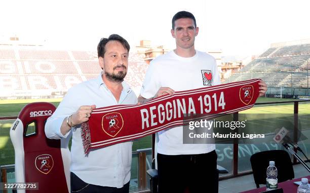 The new signing of Reggina Calcio, Kyle Lafferty and president Luca Gallo pose with a Reggina 1914 scarf at Stadio Oreste Granillo on July 25, 2020...