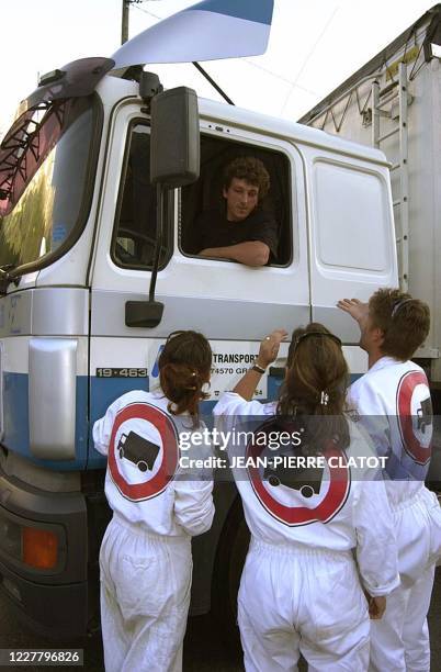 Des membres de l'Association pour le respect du site du Mont-Blanc discutent avec un chauffeur routier, le 26 juin 2002 au rond-point de la Vigie à...