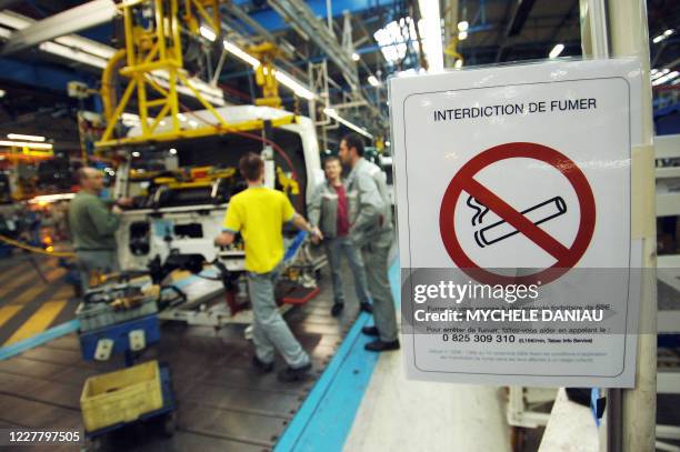 Un panneau d'interdiction de fumer est affiché le 30 janvier 2007 dans un atelier de l'usine de construction de poids lourds Renault Trucks à...