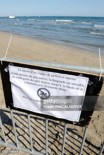 Photo prise le 06 août 2008 sur une plage située entre la Grande Motte et Carnon d'un panneau indiquant que la baignade a été interdite en raison du...
