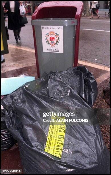 Un autocollant jaune vif sur lequel on peut lire "Sac interdit. Vous serez passible d'une contravention au prochain passage" a été apposé le 08...