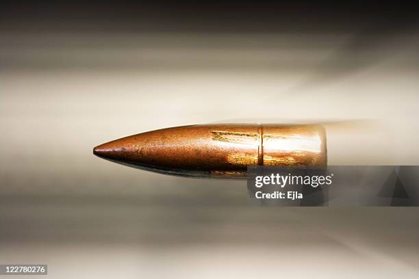 speeding bullet - kogel stockfoto's en -beelden