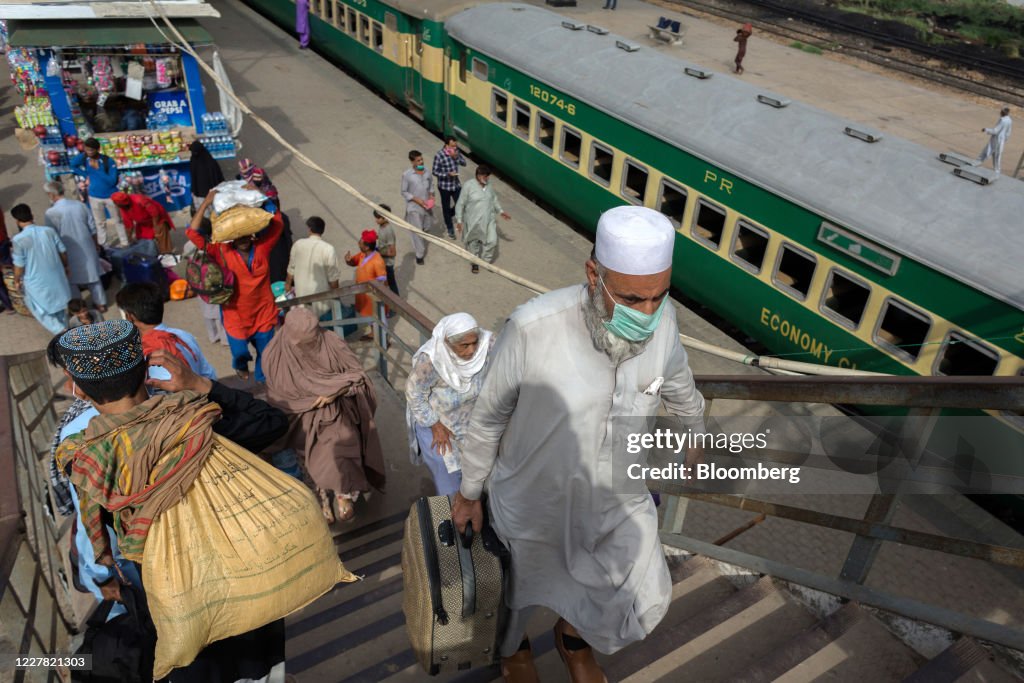 Pakistan Warned of Fresh Virus Threat as Millions Travel for Eid
