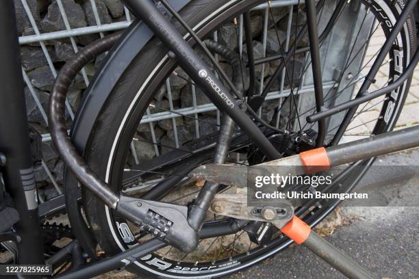 Symbol photo on the subjects bicycle theft, crime, etc. The picture shows a bolt cutter on a bicycle lock - attempted theft.