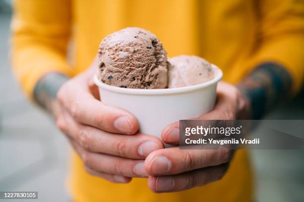 closeup of chocolate ice cream - ice cream cup stock-fotos und bilder