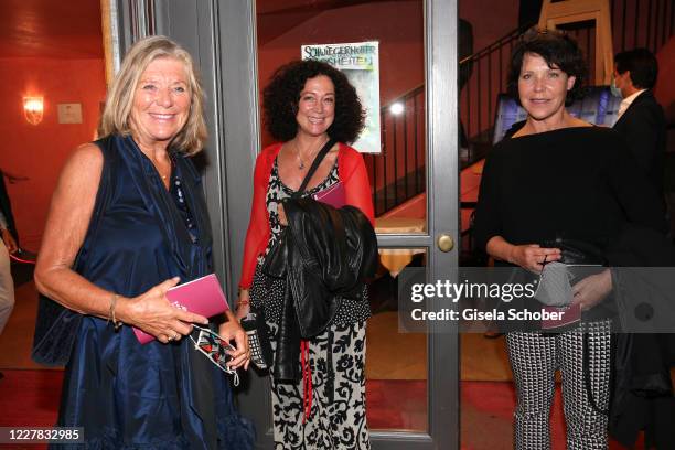 Jutta Speidel, Barbara Wussow and Janina Hartwig during the premiere of the theatre play "Schwiegermutter und andere Bosheiten" at Komoedie im...