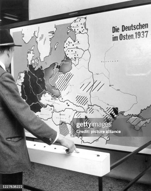 At the push of a button, the settlement areas of the Germans in 1937 can be made visible on a map. On the occasion of "Homeland Day" 1967, an...