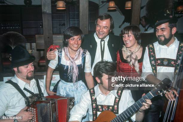 Skiers and sisters Rosi and Evi Mittermaier present their album "Bei uns auf der Winklmoosalm" with songs from Upper Bavaria on 2 December 1976 in...