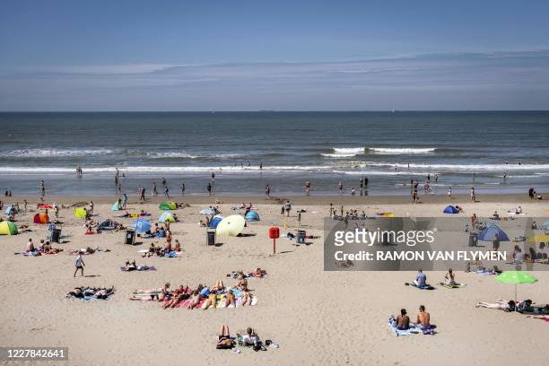Beachgoers enjoy the sunshine on a sunny day on the beach of Zandvoort, the Netherlands, on July 30, 2020. / Netherlands OUT