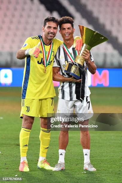 buffon lanjut main bersama juventus hingga usia 43... Cristiano Ronaldo Buffon Photos and Premium High Res Pictures - Getty ...
