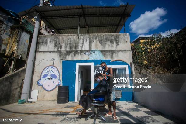 Brazil Barber Rapper 63 Favela Da Coroa Stock Photos, High-Res Pictures, and Images - Getty ...