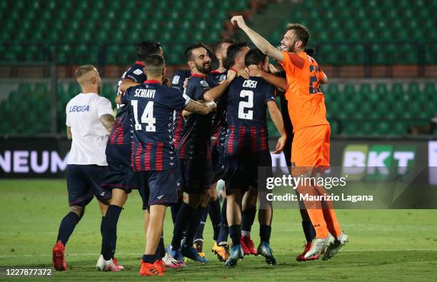 Players of Cosenza celebrate during the serie B match between Cosenza Calcio and SS Juve Stabia at Stadio San Vito on July 31, 2020 in Cosenza, Italy.