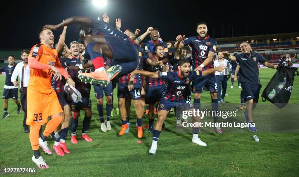 Players of Cosenza celebrate during the serie B match between Cosenza Calcio and SS Juve Stabia at Stadio San Vito on July 31, 2020 in Cosenza, Italy.