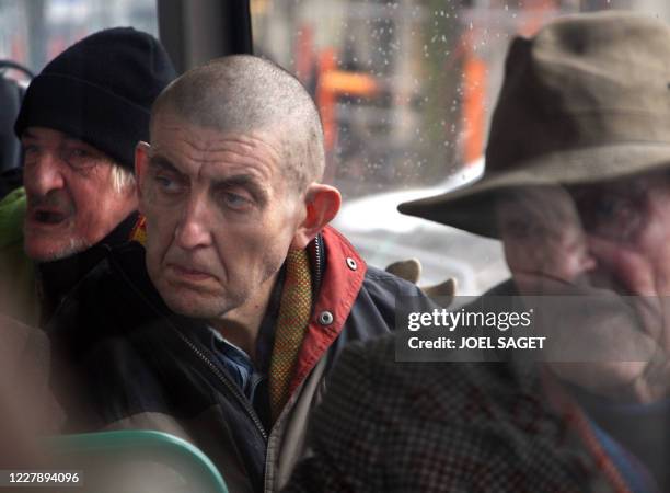 Des sans domicile fixe attendent d'être conduits au CHAPSA dans le bus du Recueil Social de la RATP le 11 février 2008 à Paris, une navette spéciale...