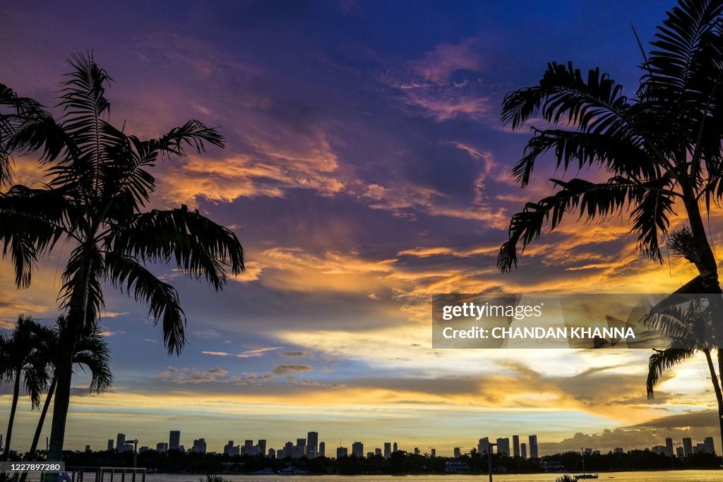 TOPSHOT-US-LIFESTYLE-TRAVEL-SUNSET