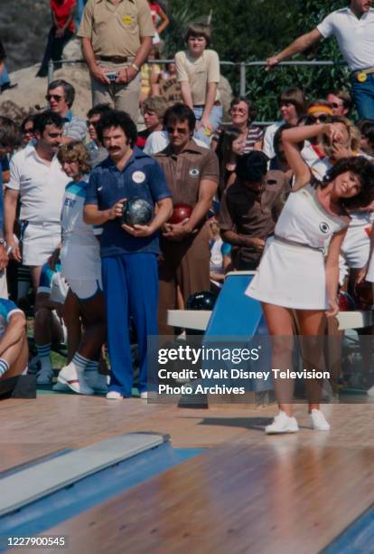Victor French, Penny Marshall, Gabe Kaplan, Lyle Waggoner, Adrienne Barbeau appearing on the ABC tv special 'The Battle of the Network Stars III'.