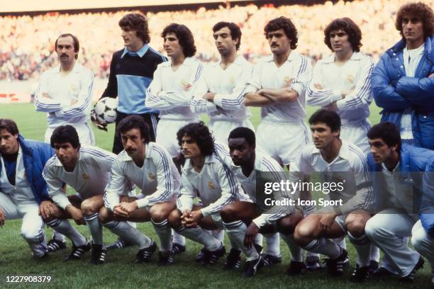 Team Real Madrid line up during the European Cup Final match between Liverpool FC and Real Madrid CF, at Parc des Princes, Paris, France on 27th May...