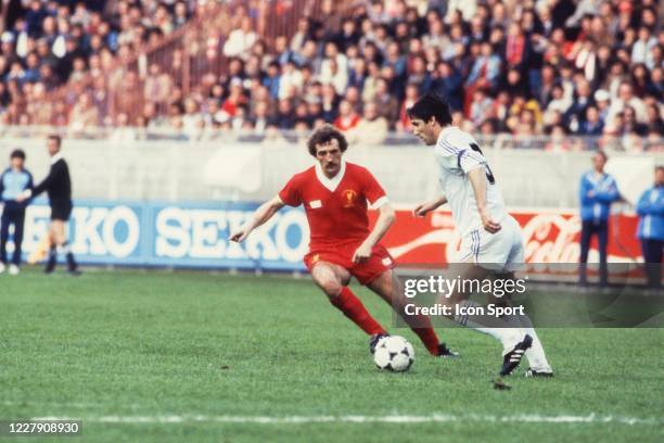 Alan KENNEDY of Liverpool and Carlos SANTILLANA of Real Madrid during the European Cup Final match between Liverpool FC and Real Madrid CF, at Parc...