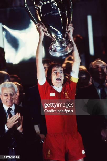Phil THOMPSON of Liverpool celebrate the victory with the trophy during the European Cup Final match between Liverpool FC and Real Madrid CF, at Parc...