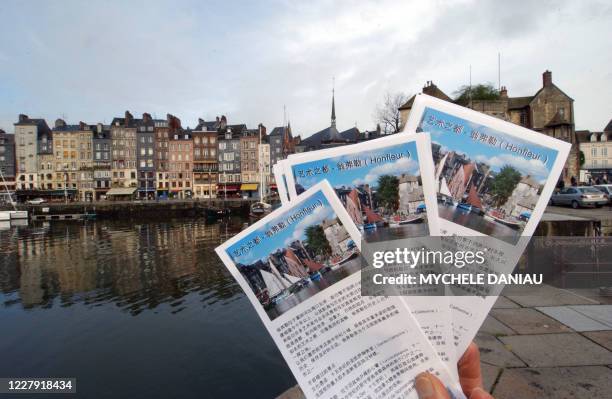 Photo prise le 15 avril 2005 à Honfleur de brochures touristiques écrites en chinois. La Basse-Normandie a décidé de jouer sur ses atouts...