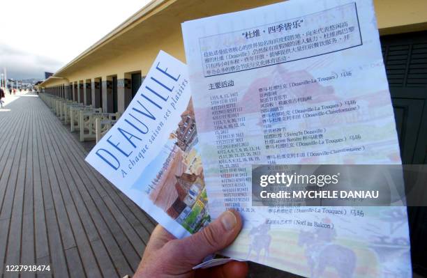 Photo prise le 15 avril 2005 à Deauville de brochures touristiques écrites en chinois. La Basse-Normandie a décidé de jouer sur ses atouts...