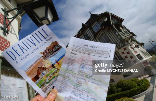 Photo prise le 15 avril 2005 à Deauville de brochures touristiques écrites en chinois. La Basse-Normandie a décidé de jouer sur ses atouts...