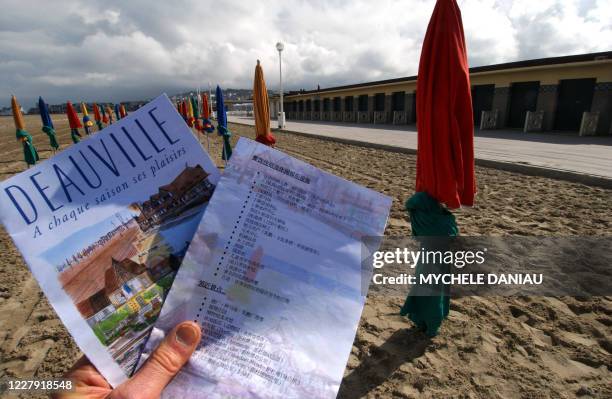 Photo prise le 15 avril 2005 à Deauville de brochures touristiques écrites en Chinois. La Basse-Normandie a décidé de jouer sur ses atouts...