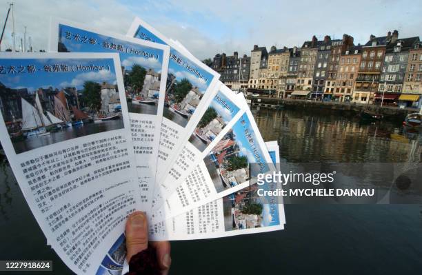 Photo prise le 15 avril 2005 à Honfleur de brochures touristiques écrites en chinois. La Basse-Normandie a décidé de jouer sur ses atouts...