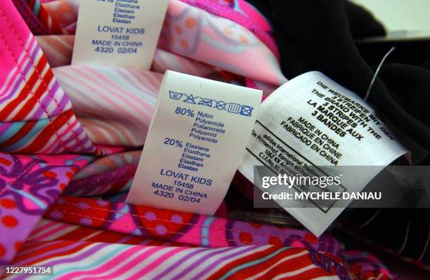 Photo d'étiquettes "made in china" cousues sur des vêtements d'enfants prise le 07 avril 2005 dans un magasin à Caen. Le commissaire européen au...