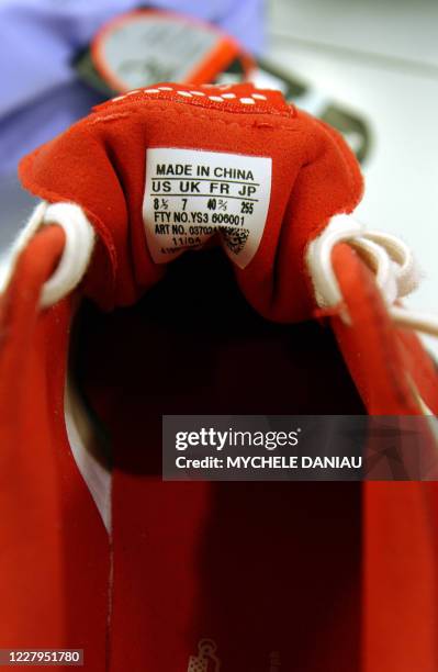 Photo d'une étiquette "made in china" cousue sur une chaussure de sport prise le 07 avril 2005 dans un magasin à Caen. Le commissaire européen au...
