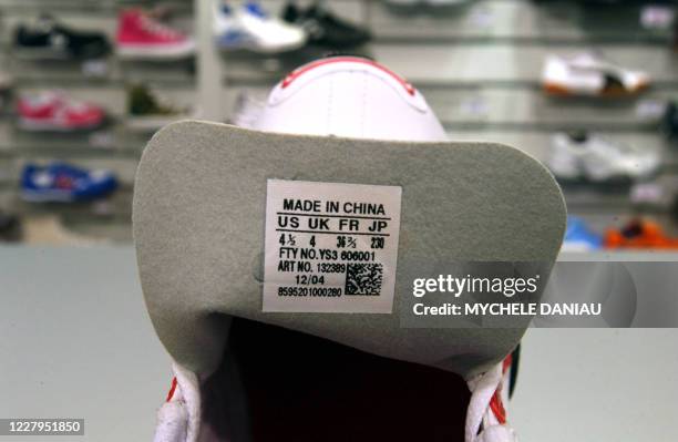 Photo d'une étiquette "made in china" cousue sur une chaussure de sport prise le 07 avril 2005 dans un magasin à Caen. Le commissaire européen au...
