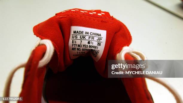 Photo d'une étiquette "made in china" cousue sur une chaussure de sport prise le 07 avril 2005 dans un magasin à Caen. Le commissaire européen au...