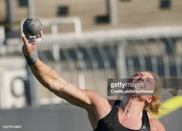 August 2020, Lower Saxony, Brunswick: Athletics, German championship, DM, Eintracht Stadium: women's shot put: Alina Kenzel throws the ball Photo:...