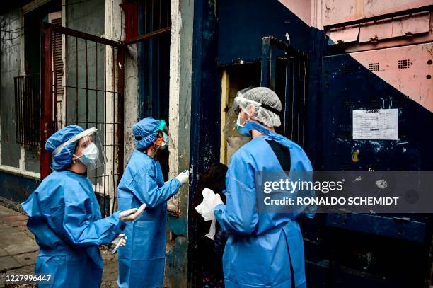 Argentinian dentists, who graduated from the University of Buenos Aires , work as volunteers to detect cases of the COVID-19 coronavirus, in La Boca...