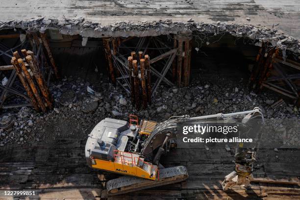 August 2020, Rhineland-Palatinate, Ludwigshafen: An excavator is standing next to the road surface of Hochstraße Süd, which stands on a supporting...