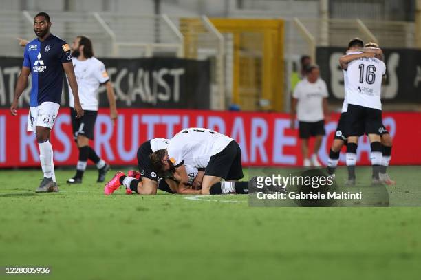 Players of ASC Spezia celebrates the victory after the Serie B Playoffs match between ASC Spezia and Chievo Verona at Stadio Alberto Picco on August...