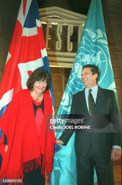 Le ministre du Développement international britannique, Clare Short , pose en compagnie du directeur général de l'UNESCO, Fédérico Mayor, le 01...